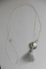 Collier sautoir skaï & tissu imprimé japonais gris bleu rose pompon soie argenté