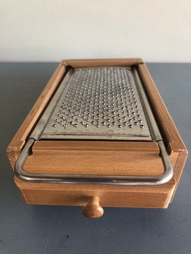 Râpe parmesan avec tiroir - À,