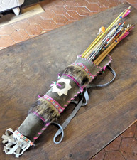 ARME D'HAST   LOT DE 40 FLECHES  pour arc AVEC UN FOURREAU