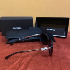 CHANEL Authentic  Pearl Cat