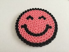 EMOTICONE SMILEY SOURIRE ROSE NOIR PERLE HAMA DESSOUS DE VERRE DECO PIXEL ART