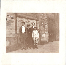 Paris, des enfants dans la rue Bernard-Palissy Vintage silver print  Tirage ci