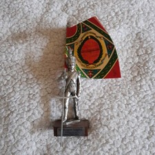 Porte drapeau, Les étains du