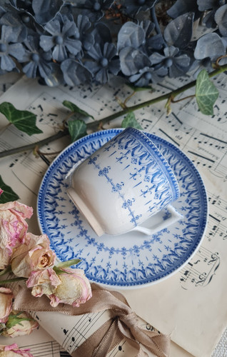 Ancienne tasse sous - ancienne,