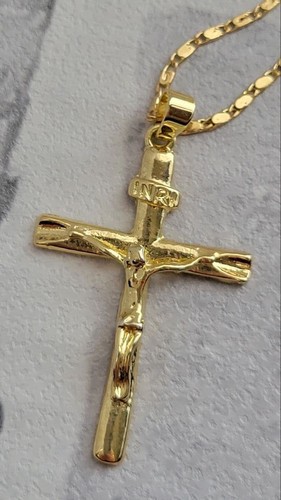 Collier pendentif croix dorée