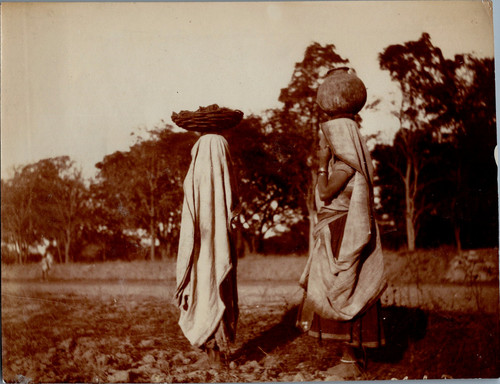 Inde femmes portant pot et - pot,