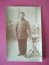 CPA - PHOTO studio WW1 14-18 - Soldat en pied poilu guéridon bouquet de fleurs