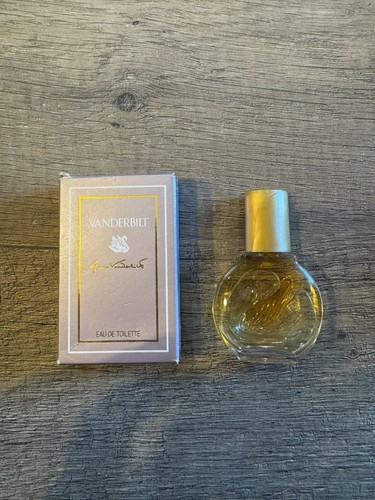 Miniature gloria vanderbilt - ,
