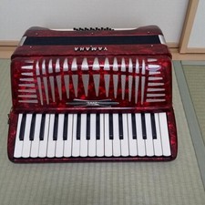Clavier Yamaha Accordéon 32 21 basses rouge d'occasion testé
