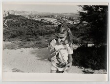 photo curiosité enfant masqué - carnaval masque tirage d'époque 1970 The mask