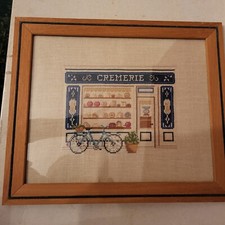 Tableau brodé au point de croix CREMERIE encadré sous verre