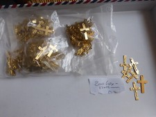 destockage : Gros lot de 200 anciennes croix en metal doré 23 x 12 mm