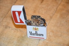 Briquet à essence publicitaire Marlboro Champ (style mais pas Zippo) Neuf