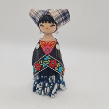 Poupée asiatique en bois et
