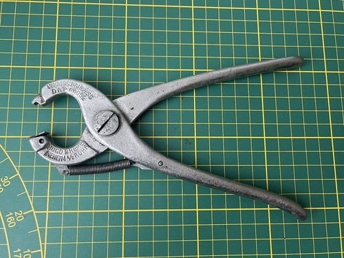 Ancienne presse bouton acier