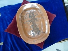 plat oblong signé Jean Marais,aux visages,33x26cm,bon état,léger relief