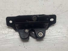 Système attache coffre pour