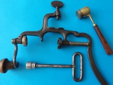 collection vieux outils : sertisseuse a cartouche et  dosette a poudre