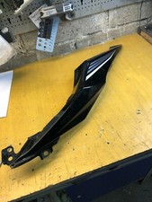 flanc dessous selle gauche suzuki gsxr 1000 l9 m0 m1 2017 2021 94210-17k00