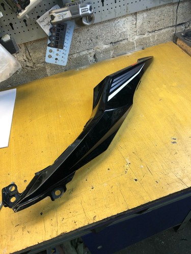 Flanc dessous selle gauche - dessous,
