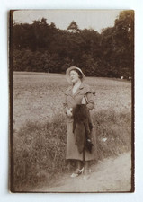 Femme pose champs mode fourrure furet - Photo ancienne snapshot (petite)