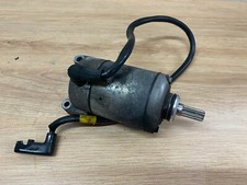 UN DEMARREUR ELECTRIQUE MOTEUR