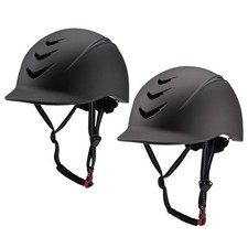 Casque d'équitation confortable avec plusieurs trous de ventilation.