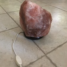 lampe en pierre de SEL sur socle bois verni avec ampoule.    9kg env