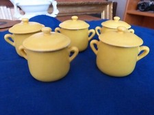 Série de cinq petits pots jaunes en aluminite Frugier Limoges