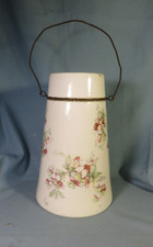 Ancien pot à lait en épaisse porcelaine blanche et délicat décor floral