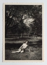 Bain soleil herbe jeune femme