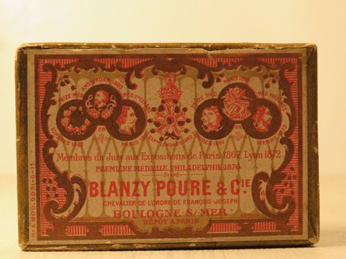 Anciennes boite comprenant - ,