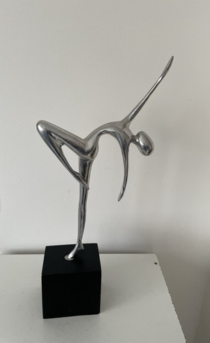 Sculpture stylisée danseuse.