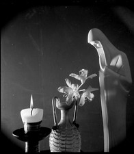 Nature morte Statuette Vierge Marie Bougie fleurs  Ancien négatif photo an. 1940