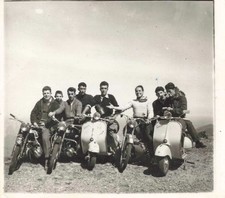 ANCIENNE PETITE PHOTOGRAPHIE SORTIE ENTRE JEUNES HOMMES MOBYLETTE SCOOTERS VESPA