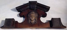 PETIT FRONTON EN BOIS SCULPTE BICOLORE ORNE D'UN MASCARON XIXème siècle