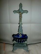 ANCIEN CRUCIFIX BENITIER /fin XIXé/metal,tôle peint/ VASQUE VERRE BLEUE/H.26,5cm