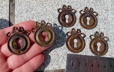 1  ENTRÉE DE CLÉ SERRURE DE MEUBLE en métal blanc,dim.= 3,1 cm sur 4 cm    N°74C