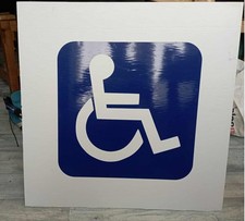 signalétique panneau handicapé mobilité réduite fauteuil roullant ville