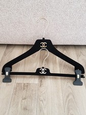 CHANEL 2 CINTRES VELOURS NOIR