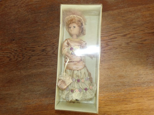 Figurine poupée porcelaine - poupée,