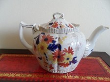 Théière ancienne en porcelaine