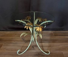Table guéridon florale en métal doré et patiné, style Hollywood Regency