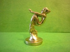 FEVE VOITURE  MASCOTTE BOUCHON DE RADIATEUR N°8  DANSEUSE METAL ARGENTE 2006 R/V