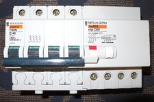 DISJONCTEUR DIFFERENTIEL 4P. TETRAPOLAIRE 40A 30mA COURBE C, MERLIN GERIN PC10KA