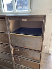 Meuble industriel de rangement en métal poncée et verni. 