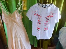 Lot costume femme T 2-3 rose nylon + corsage B Lanc brodé fleurs couleurs