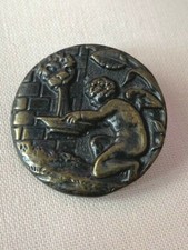 Bouton ancien, Brass Button, 27 mm, cuivre noirci, ange à la fontaine, au lion