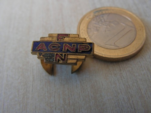 Buttonhole badge define - to,