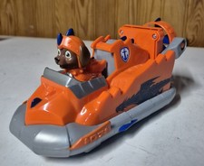 Vehicule et figurine